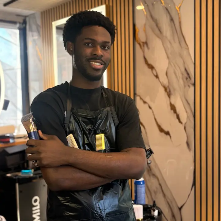 Alex Jordan, jeune barbier talentueux et minutieux. Toujours à l’affût des dernières tendances, il adapte son style pour offrir des looks modernes et personnalisés. Il oscille entre technique et créativité, faisant de chaque coiffure signature unique.