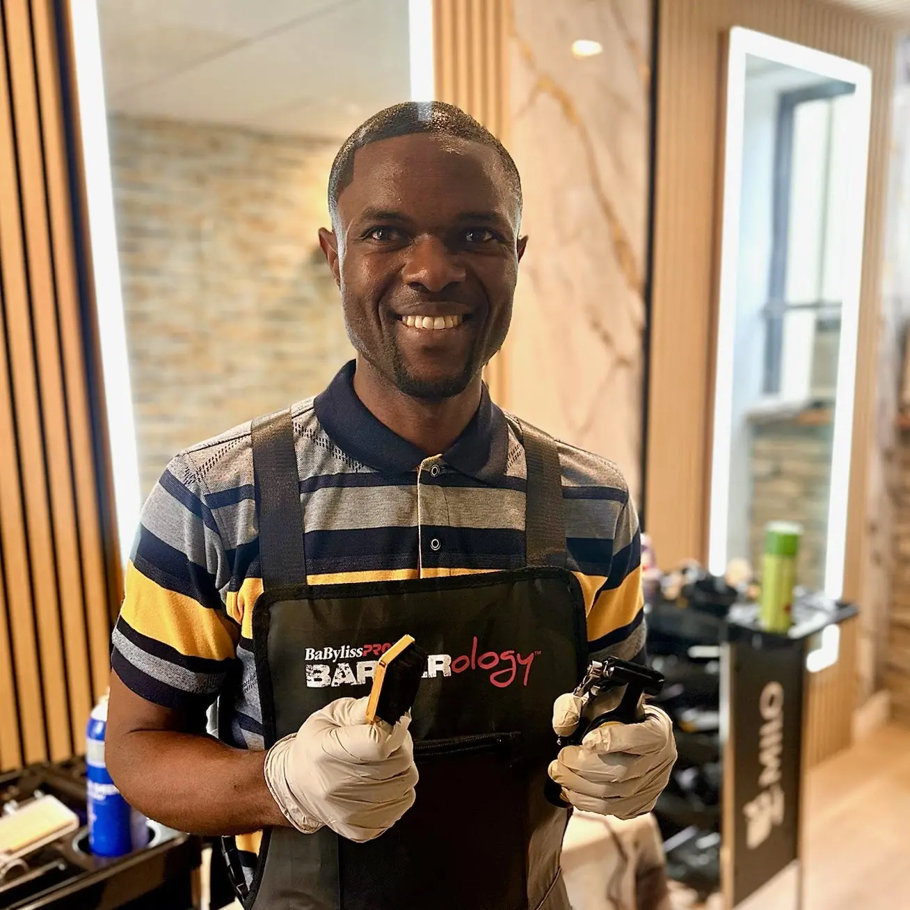 Avec 15 ans d'expérience, mon objectif est simple : sublimer votre style, pour moi chaque détail compte. Que vous cherchiez une coupe moderne ou un rasage à l'ancienne, vous êtes au bon endroit.