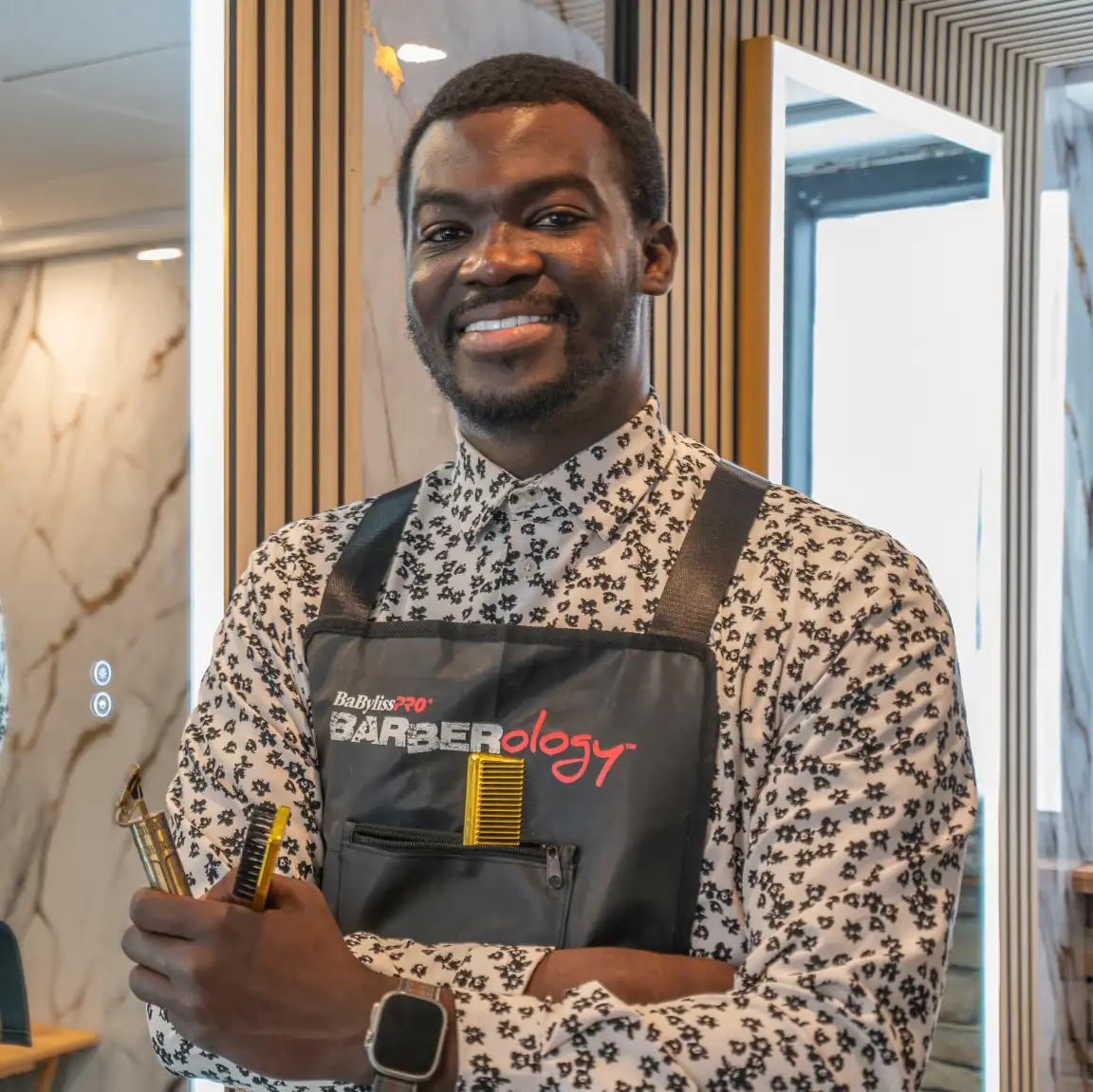 Avec 15 ans d’expérience, il relève chaque défi !Un barbier ne se contente pas de couper des cheveux, il façonne des identités.Momo transforme chaque coupe en une véritable signature de style.Osez l’excellence, réservez votre rendez-vous !